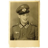 Wehrmacht Retrato fotográfico de Unteroffizier-Pionier con gorra de visera y túnica M36